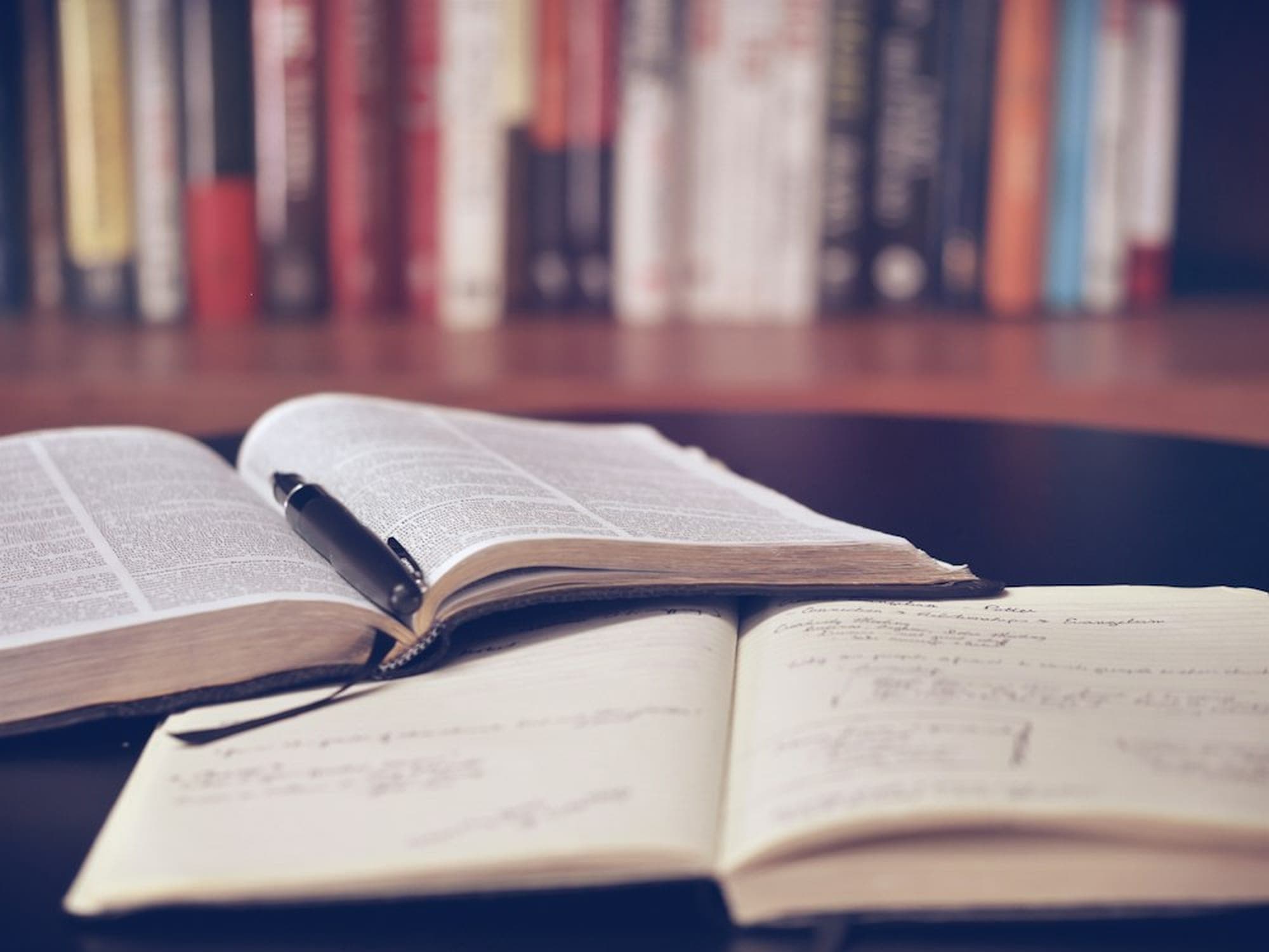 Aufgeschlagene Bücher auf einem Tisch